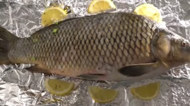 folyo sebze ve Izgara restoranında dökme yeşil soğan hazırlanan beeing için limon sağlıklı gıda iyi diyet lezzetli omega 3 bekleyen ile marine edilmiş balık sazan