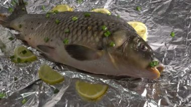 sazan balık sebze ve limon sağlıklı gıda iyi diyet lezzetli omega 3 ile Marine folyo üzerinde Izgara restoranında baharat sağanak bekleniyor