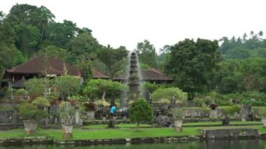 tirta ganga güzel su Sarayı yeşil park bali Endonezya, Çeşme dere, harika doğa manzara, meditasyon ve gevşeme için yer