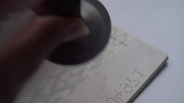 Göçmenlik kontrol memuru olacak pasaport varış pul