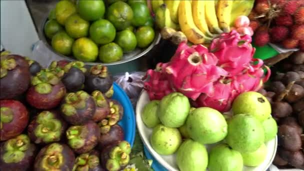 Εξωτικά τροπικά φρούτα στην αγορά Μπαλί Ινδονησία δράκος φρούτα rambutan mangosteen — Αρχείο Βίντεο