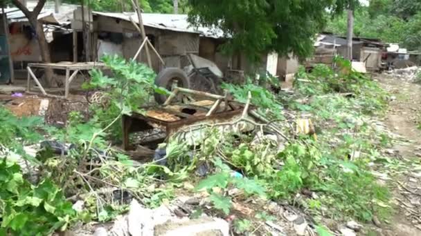 Bidonvilles avec dépotoir plein d'ordures pauvreté voyage en Asie, misère zone touchée, mauvaises conditions de vie rues — Video