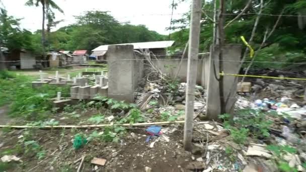 Slums mit Müllhalden voller Müll Armut reisen nach Asien, Elend verwüstete Gegend, schlechte Lebensbedingungen Straßen — Stockvideo