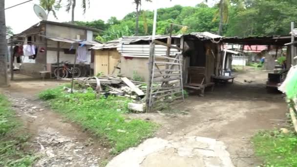 Sloppenwijken met dump vol met vuilnis armoede reizen naar Azië, ellende verwoest gebied, slechte leefomstandigheden straten — Stockvideo
