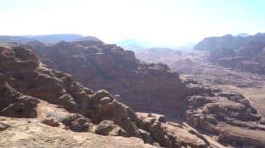 Antik Petra şehri iz sürme çekiminin en tepesinden bakıyor