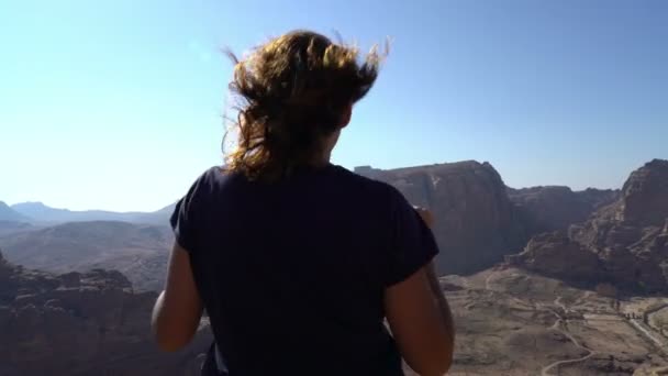 Mujer bailando al borde de las montañas, feliz, relajante, logro de metas, éxito — Vídeos de Stock