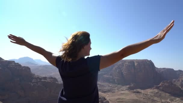 Donna in piedi a punto di vista in mezzo alle montagne alzare le mani, vista ispiratrice — Video Stock