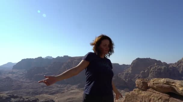 Donna ispiratrice godersi la vita, ballare all'aperto ai margini delle montagne, concetto di viaggio stile di vita — Video Stock