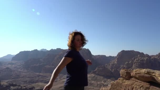 Mulher inspiradora desfrutar da vida, dançando ao ar livre na beira das montanhas, conceito de viagem de estilo de vida — Vídeo de Stock