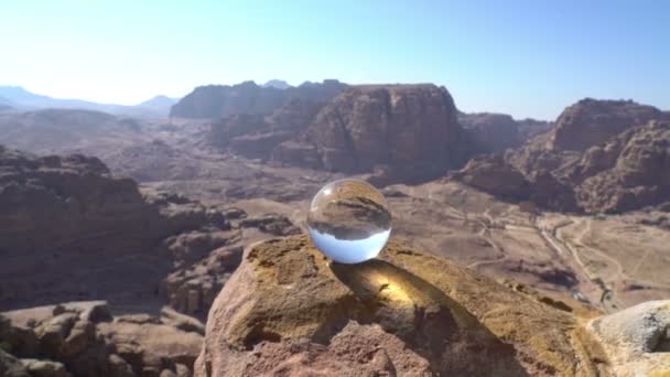 Abstract bergen landschap achtergrond met kristallen bol, prachtig uitzicht op de natuur vanaf de top, petra — Stockvideo