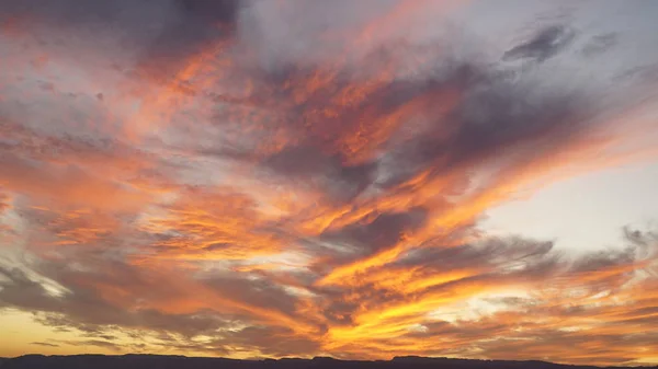 Röd lila orange blå rosa solnedgång himmel moln Röd lila molnigt landskap tid förflutit bakgrund Mörkröd — Stockfoto