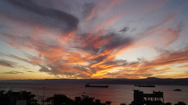 Kırmızı mor turuncu, pembe, günbatımı gökyüzü, kırmızı, mor bulutlu, hızlandırılmış zaman arkaplanı koyu kırmızı.