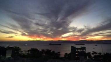 Kırmızı mor turuncu, pembe, günbatımı gökyüzü, kırmızı, mor bulutlu, hızlandırılmış zaman arkaplanı koyu kırmızı.