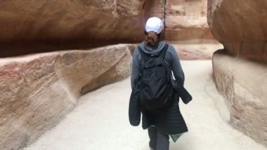 Petra şehrinde Sik Vadisi 'nden geçen kadın Ürdün güzeli, doğal Ürdün, seyahat konsepti.