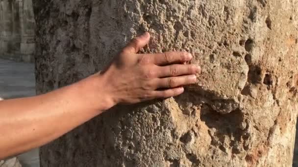 Homem viajante, mão masculina tocando ruínas antigas no museu arqueológico conceito de história — Vídeo de Stock