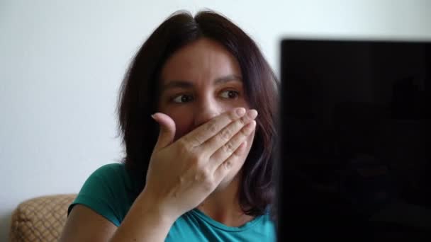 Γυναίκα κάθεται befor υπολογιστή φτάρνισμα στο χέρι — Αρχείο Βίντεο