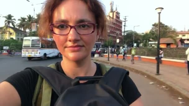 Γυναίκα ταξιδιώτης κάνει selfie βίντεο, μοιράζονται την καλύτερη στιγμή του ταξιδιού στα μέσα κοινωνικής δικτύωσης — Αρχείο Βίντεο
