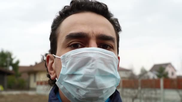 Uomo italiano in maschera medica all'aperto che sembra spaventato e frustrato, sente le sue rovine del mondo — Video Stock