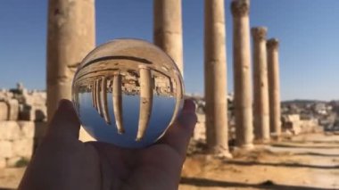 Kristal küreyi tutan eski Roma şehrinin antik kalıntıları, seyahat tarihi mimarisi