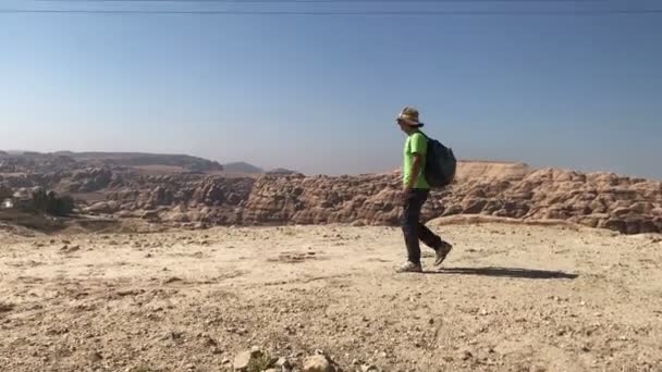 Hombre excursionista turístico caminando por el camino del desierto en petra jordan — Vídeos de Stock