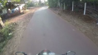 Bisikletle Hindistan 'a gitmek, seyahat sahnesi. Profesyonel, pov, orman yolu.