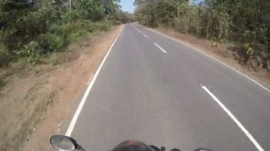Bisikletle Hindistan 'a gitmek, seyahat sahnesi. Profesyonel, pov, orman yolu.