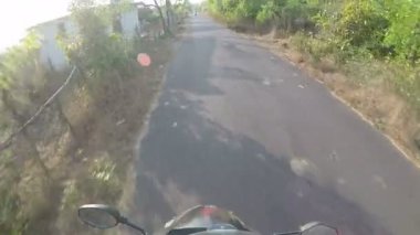 Bisikletle Hindistan 'a gitmek, seyahat sahnesi. Profesyonel, pov, orman yolu.