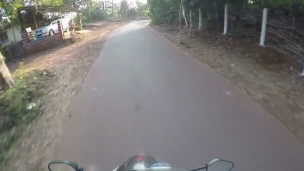 Путешествие по Индии на велосипеде, путешествия выстрел на ходу про, пов, джунгли дороги — стоковое видео