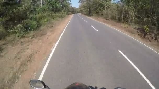 자전거를 타고 인디아 로 여행하고, 프로, 포 브, 정글 도로에 총을 맞고 — 비디오