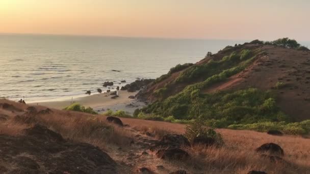 Indiai tengerpart goa kilátás felülről, naplemente, gyönyörű strand — Stock videók
