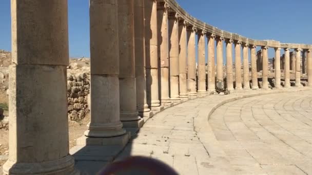 Bola de cristal reflexión contra ruinas antiguas de la ciudad romana, columnas, celebración de la mano — Vídeo de stock