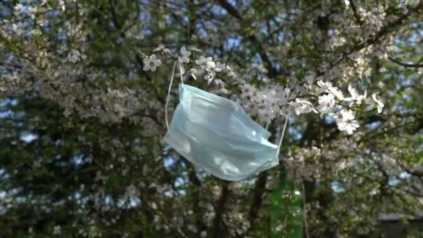 Maschera medica appesa all'albero, virus, epidemia, problema, spazzatura, spazzatura, concetto — Video Stock