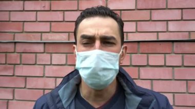 Tıbbi maskeli adam nefes alamaz, boğulamaz, boğulamaz, hasta, ağır öksürük, nefessiz, acı çekemez.
