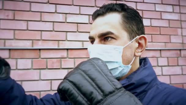 Maschera uomo indossa guanti da boxe, impazzire, cercando di proteggersi da minacce invisibili — Video Stock