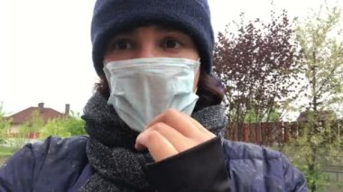 Kadın maske takıyor, selfie çekiyor.