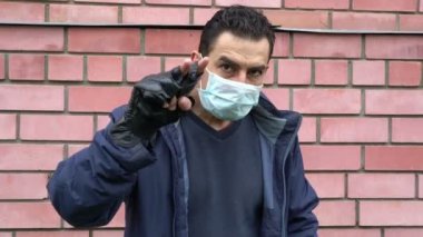 Tıbbi maskeli çılgın adam sosyal uzaklıktan, kendini izolasyondan, zihinsel sorunlardan deliriyor.