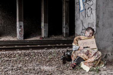 Köprünün altında yaşıyor