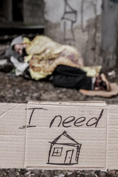 Tembakan jarak dekat tanda "Aku butuh rumah" " — Stok Foto