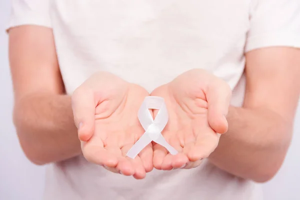 Concepto Enfermedad Oncológica Hombre Con Camiseta Blanca Sosteniendo Cinta Blanca — Foto de Stock