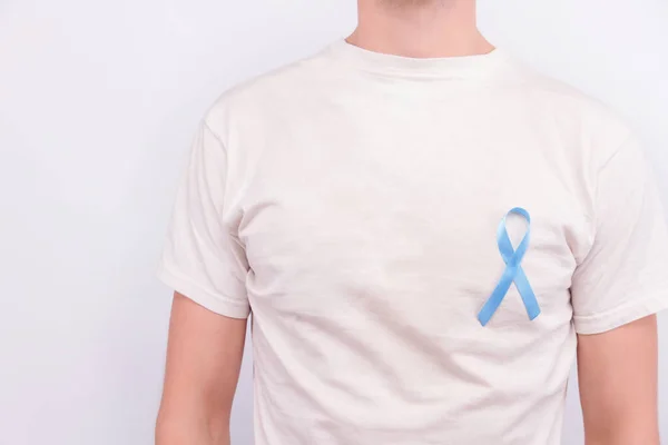 Concepto Enfermedad Oncológica Hombre Vistiendo Camiseta Blanca Con Cinta Azul — Foto de Stock