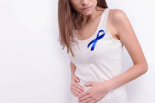 Concepto Enfermedad Oncológica Chica Vistiendo Top Blanco Con Cinta Azul — Foto de Stock