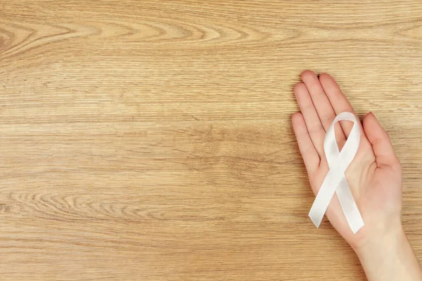Concepto Enfermedad Oncológica Mano Mujer Con Cinta Blanca Como Símbolo — Foto de Stock