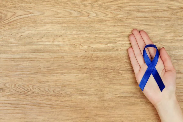 Concepto Enfermedad Oncológica Mano Mujer Con Cinta Azul Como Símbolo — Foto de Stock
