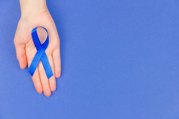 Concepto Enfermedad Oncológica Mano Sosteniendo Cinta Azul Como Símbolo Cáncer — Foto de Stock