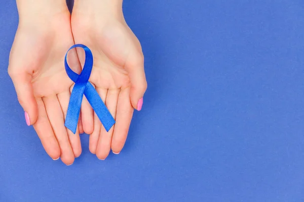 Concepto Enfermedad Oncológica Manos Sosteniendo Cinta Azul Como Símbolo Cáncer — Foto de Stock