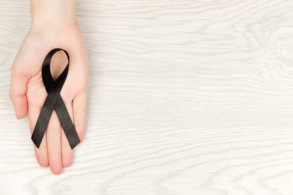Onkolojik Hastalık Konsepti Kara Kurdeleyi Melanomun Sembolü Olarak Tutuyor — Stok fotoğraf