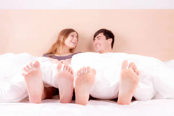 一对快乐的年轻夫妇在家里的床上热恋着 情侣们玩得开心 — 图库照片