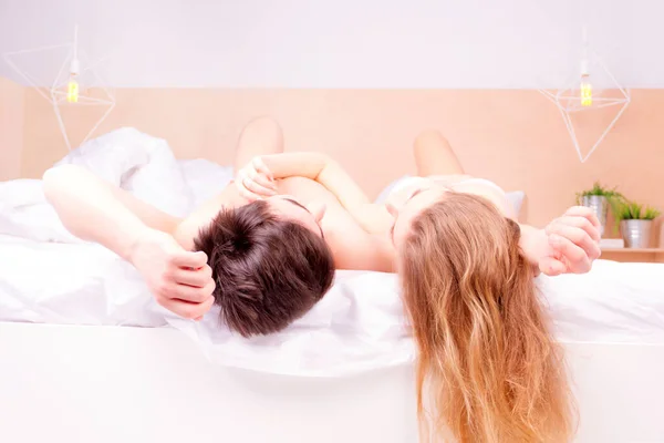 Gelukkig Jong Paar Liefde Liggend Ontspannen Thuis Bed Ochtend — Stockfoto