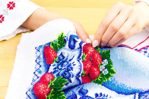 Geleneksel Ukrayna tişörtü giymiş kadın / kız eli. Nakış konsepti