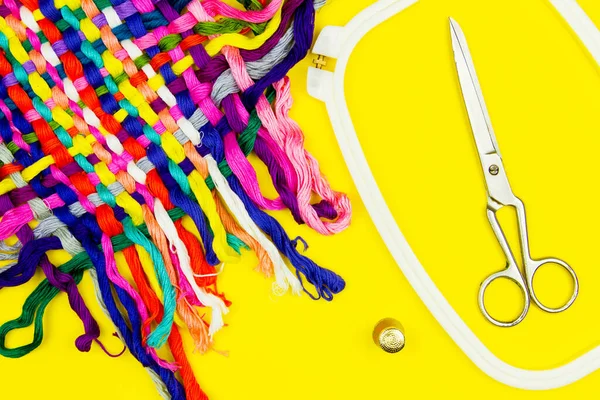 Цветные Радужные Полоски Нитей Ножниц Вышивки Желтом Фоне Концепция Шитья — стоковое фото